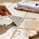 Comment enlever la colle sur le carrelage : méthodes et conseils sans aucun texte