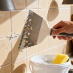 Enlever la colle sur le carrelage : méthodes et précautions sans aucun texte