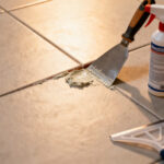 Comment enlever la colle à carrelage : méthodes et outils sans aucun texte