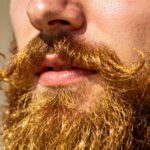 Guide complet pour avoir une belle barbe dense et soignée sans aucun texte