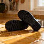 Bien choisir ses chaussures antidérapantes pour éviter les chutes en cuisine.