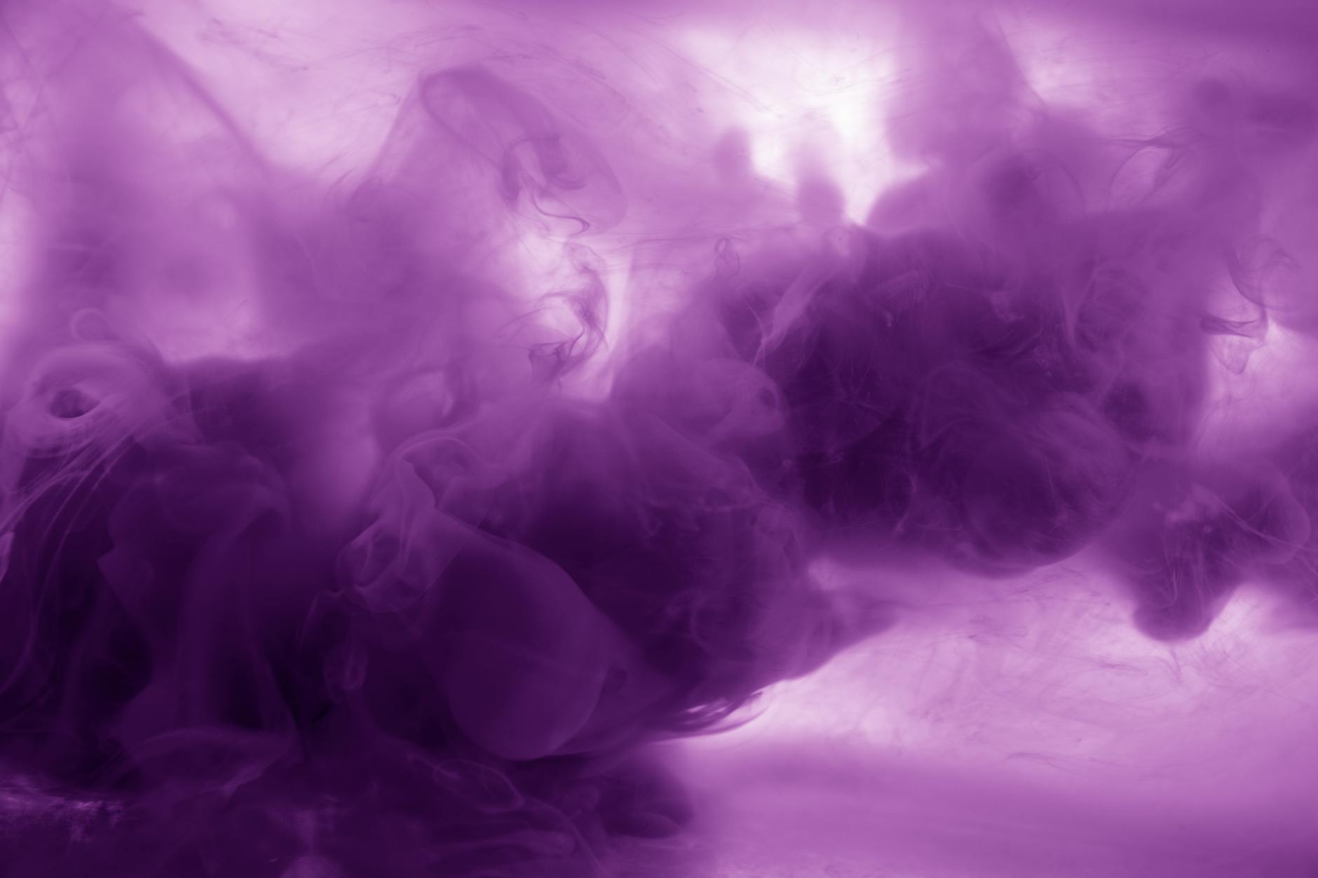 Texture de fumée violette vibrante avec des motifs abstraits fluides, parfaite pour les arrière-plans créatifs.