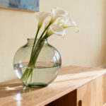 Idées de décoration pour sublimer un grand vase transparent dans votre intérieur sans aucun texte
